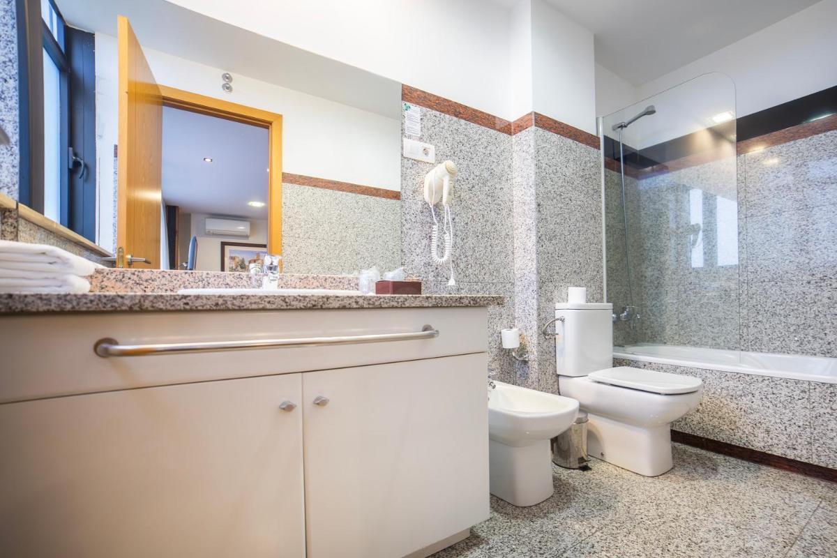 Un baño de Hotel Auditorio Santiago & Spa