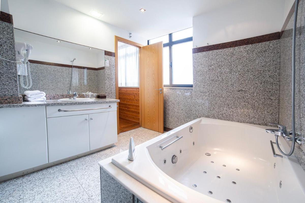Un baño de Hotel Auditorio Santiago & Spa