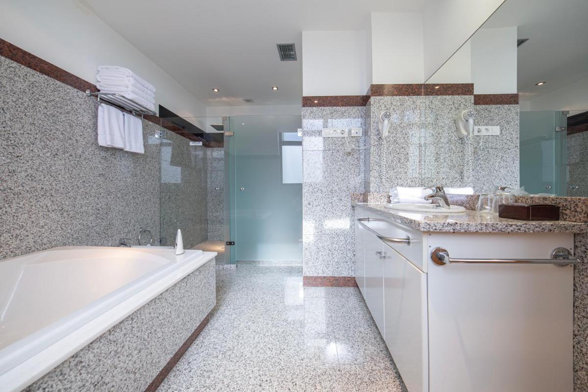 Un baño de Hotel Auditorio Santiago & Spa