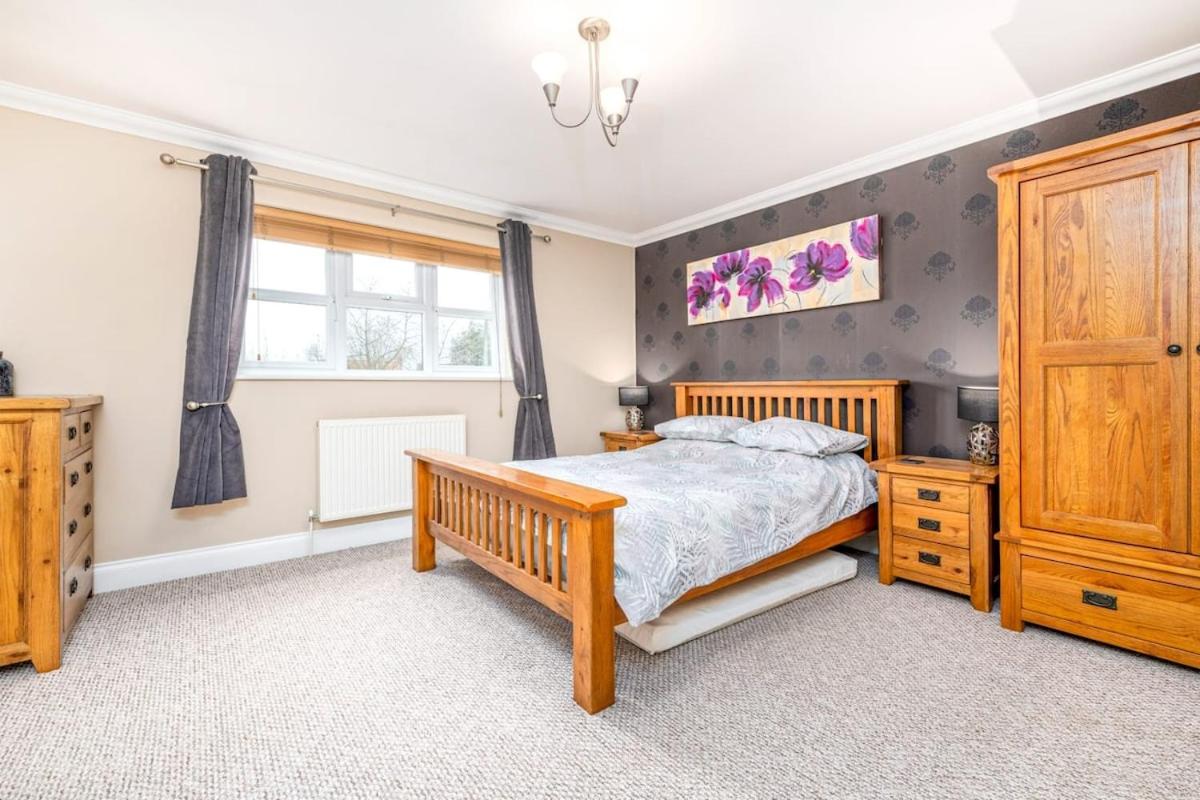 Detached luxury 5 bed house, lanscaped garden, fire pit, parking, can sleep families or workers - Housity