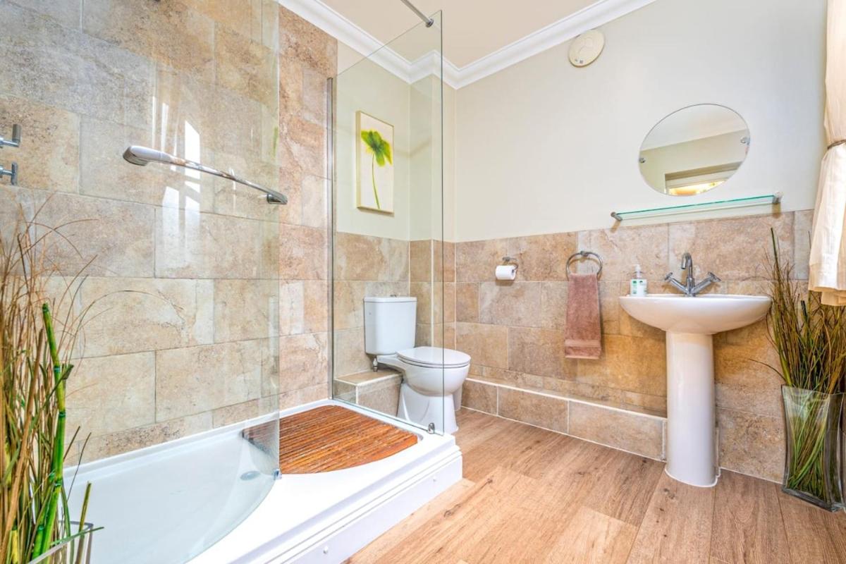Detached luxury 5 bed house, lanscaped garden, fire pit, parking, can sleep families or workers - Housity