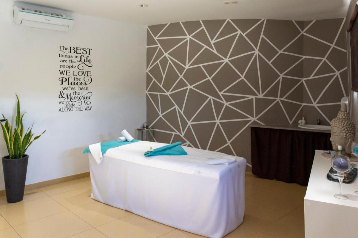 Uma cama ou camas num quarto em Browns Sports Resort