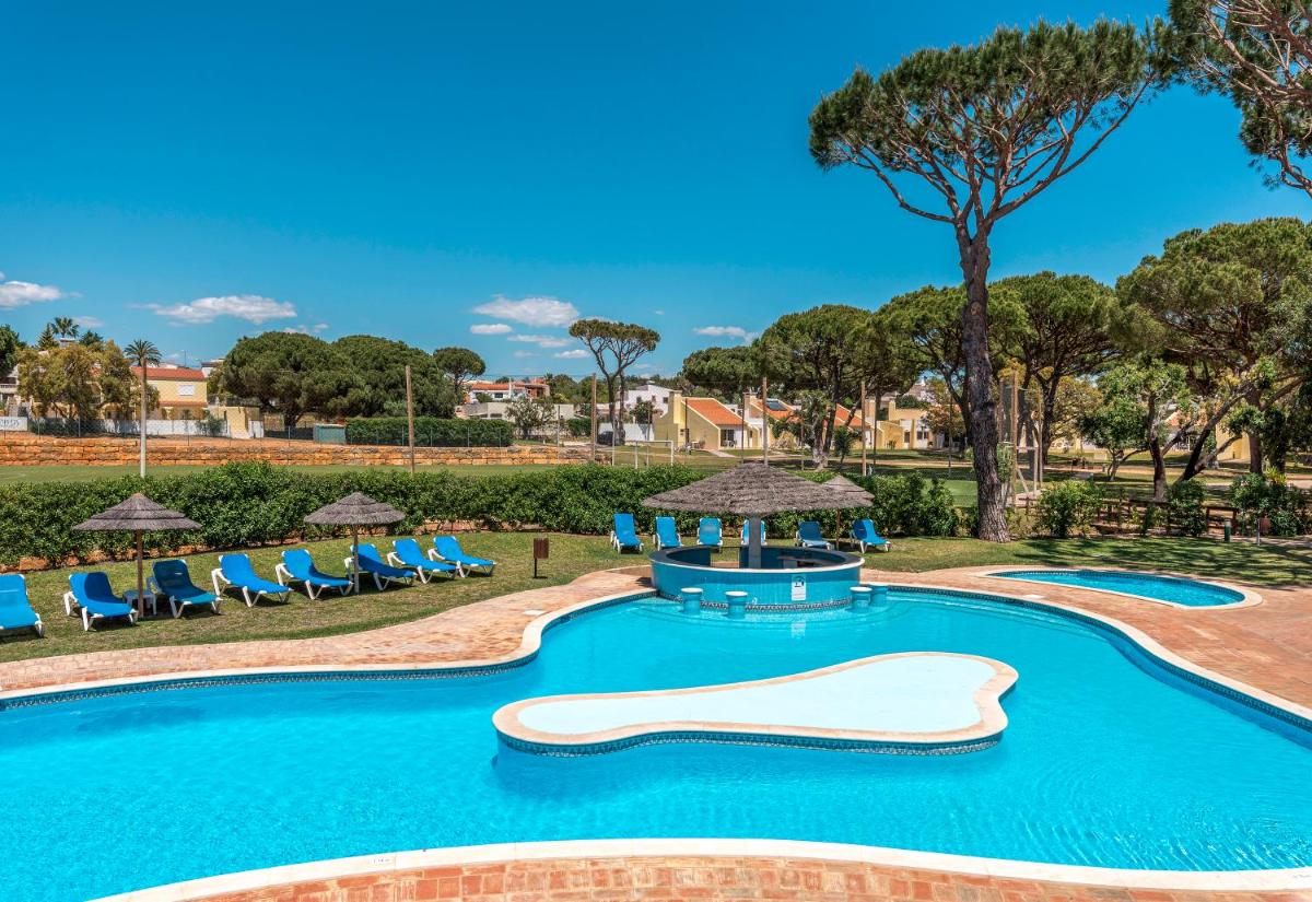 uma piscina com escorregador em um resort em Browns Sports Resort em Vilamoura
