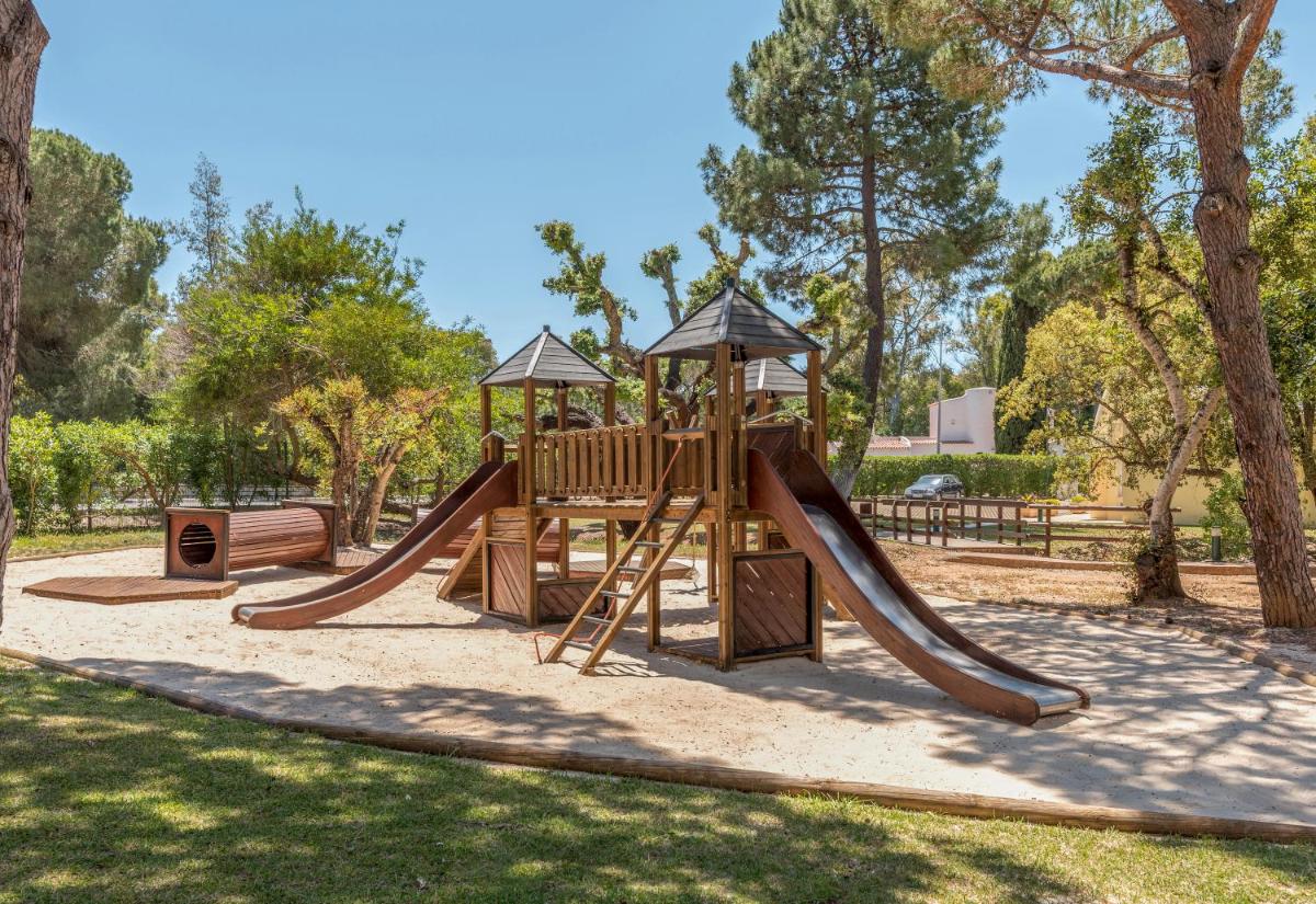um playground com escorregador em um parque em Browns Sports Resort em Vilamoura