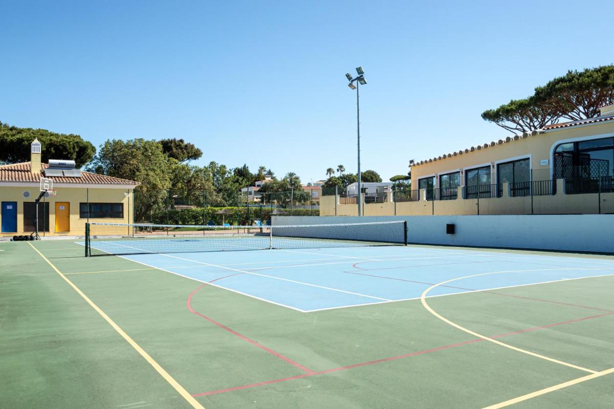 Comodidades para jogar ténis e squash em Browns Sports Resort ou nas proximidades