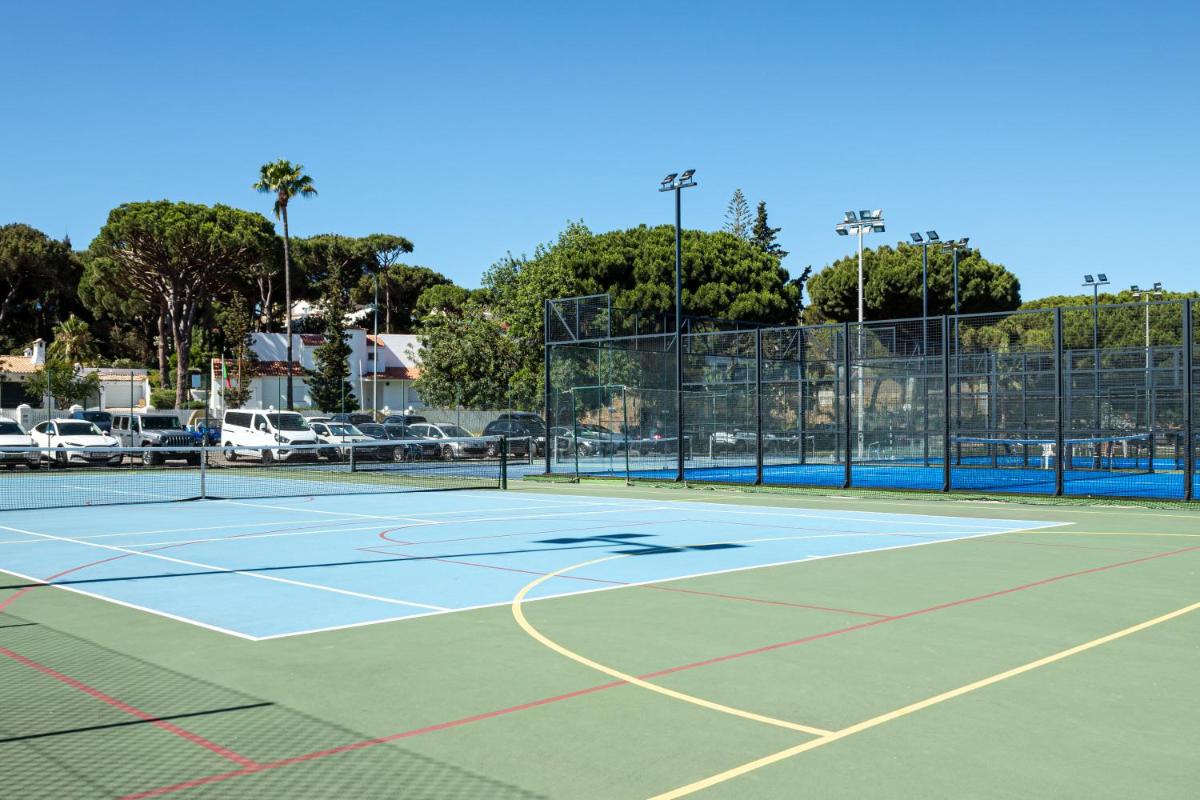 Comodidades para jogar ténis e squash em Browns Sports Resort ou nas proximidades