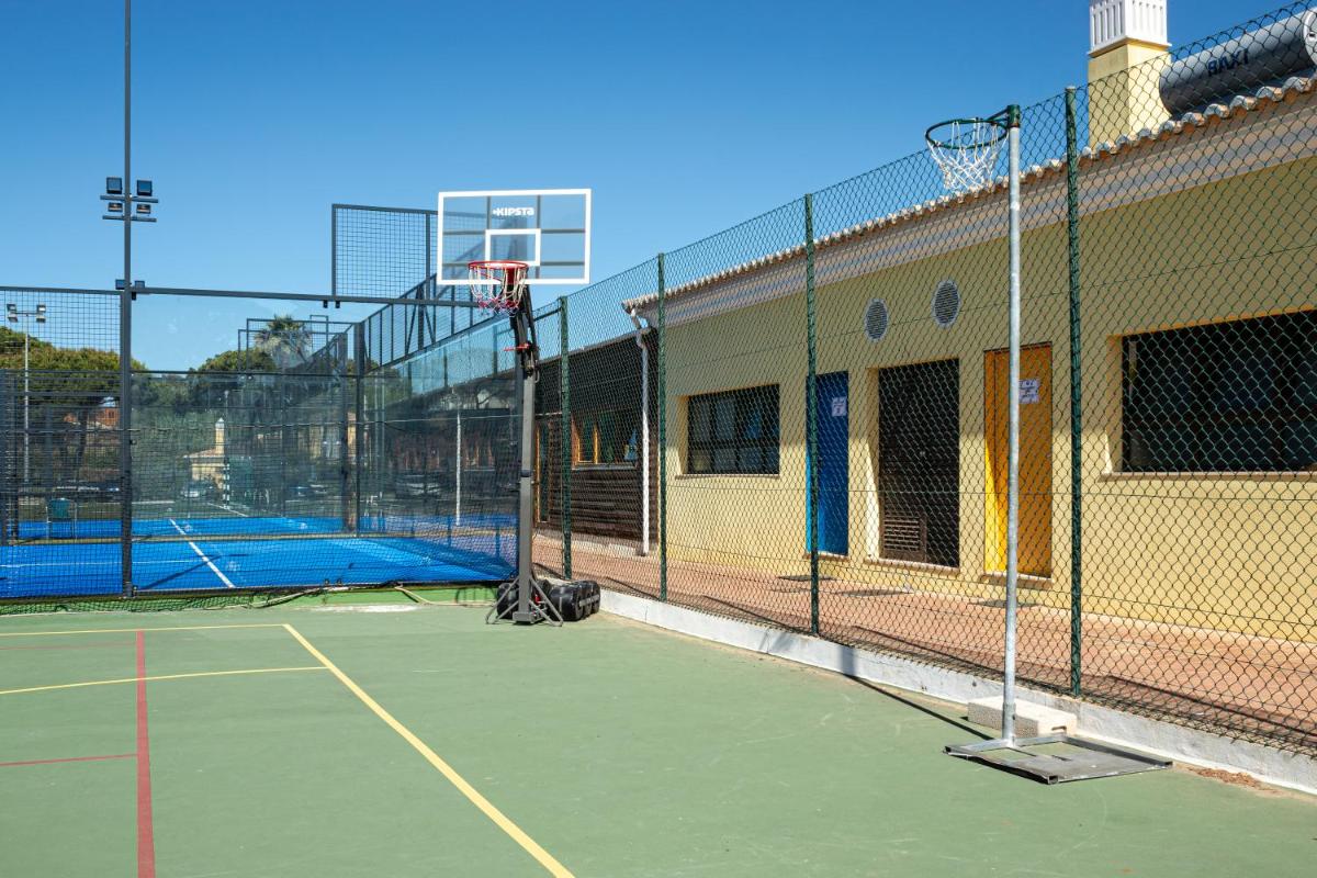 Comodidades para jogar ténis e squash em Browns Sports Resort ou nas proximidades