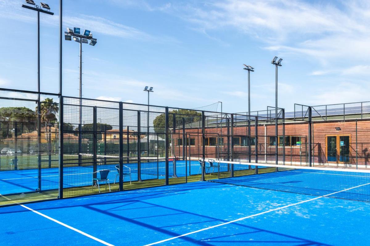 Comodidades para jogar ténis e squash em Browns Sports Resort ou nas proximidades