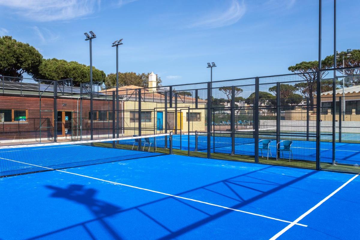 Comodidades para jogar ténis e squash em Browns Sports Resort ou nas proximidades