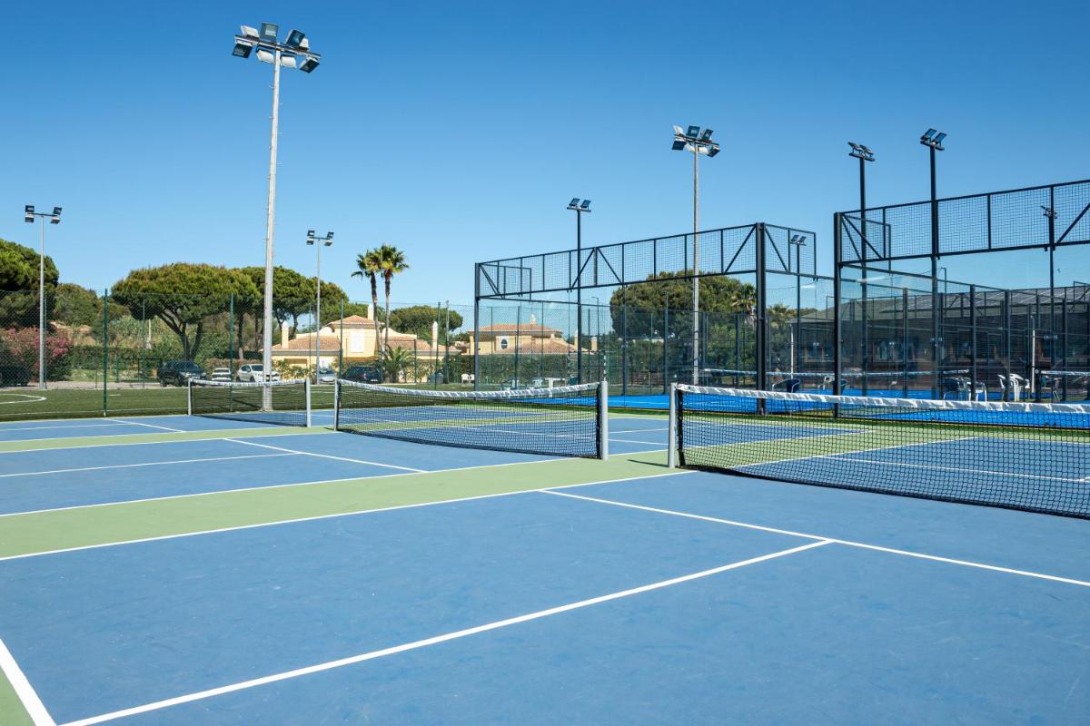 um campo de ténis com duas redes de ténis em Browns Sports Resort em Vilamoura