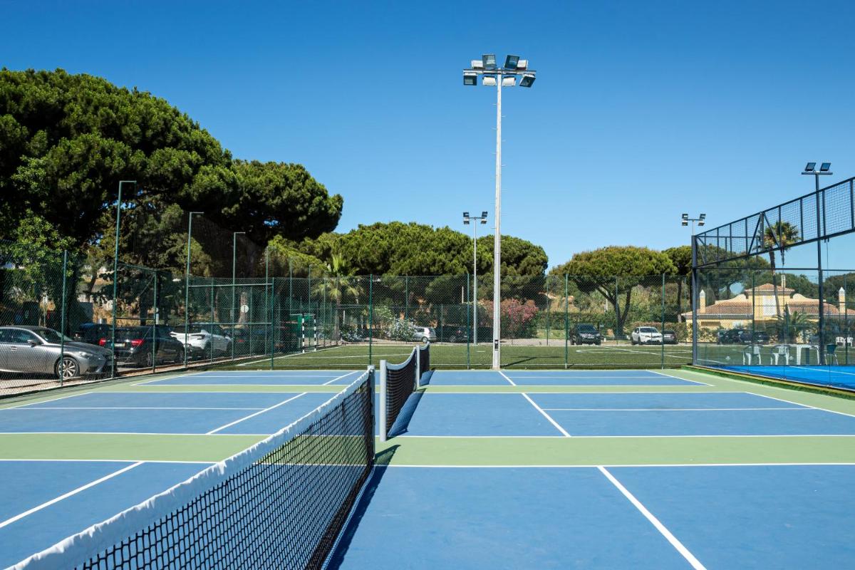 Comodidades para jogar ténis e squash em Browns Sports Resort ou nas proximidades