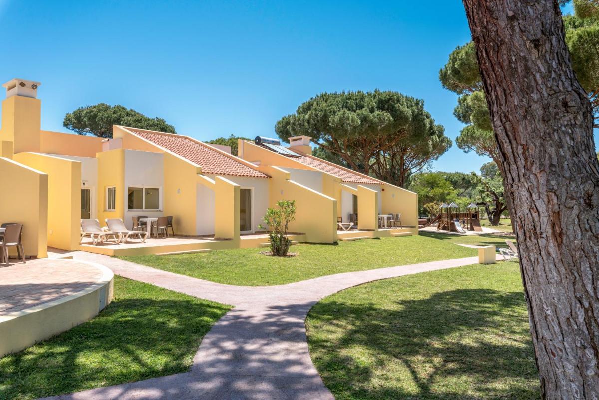 uma vista para o exterior de uma villa em Browns Sports Resort em Vilamoura