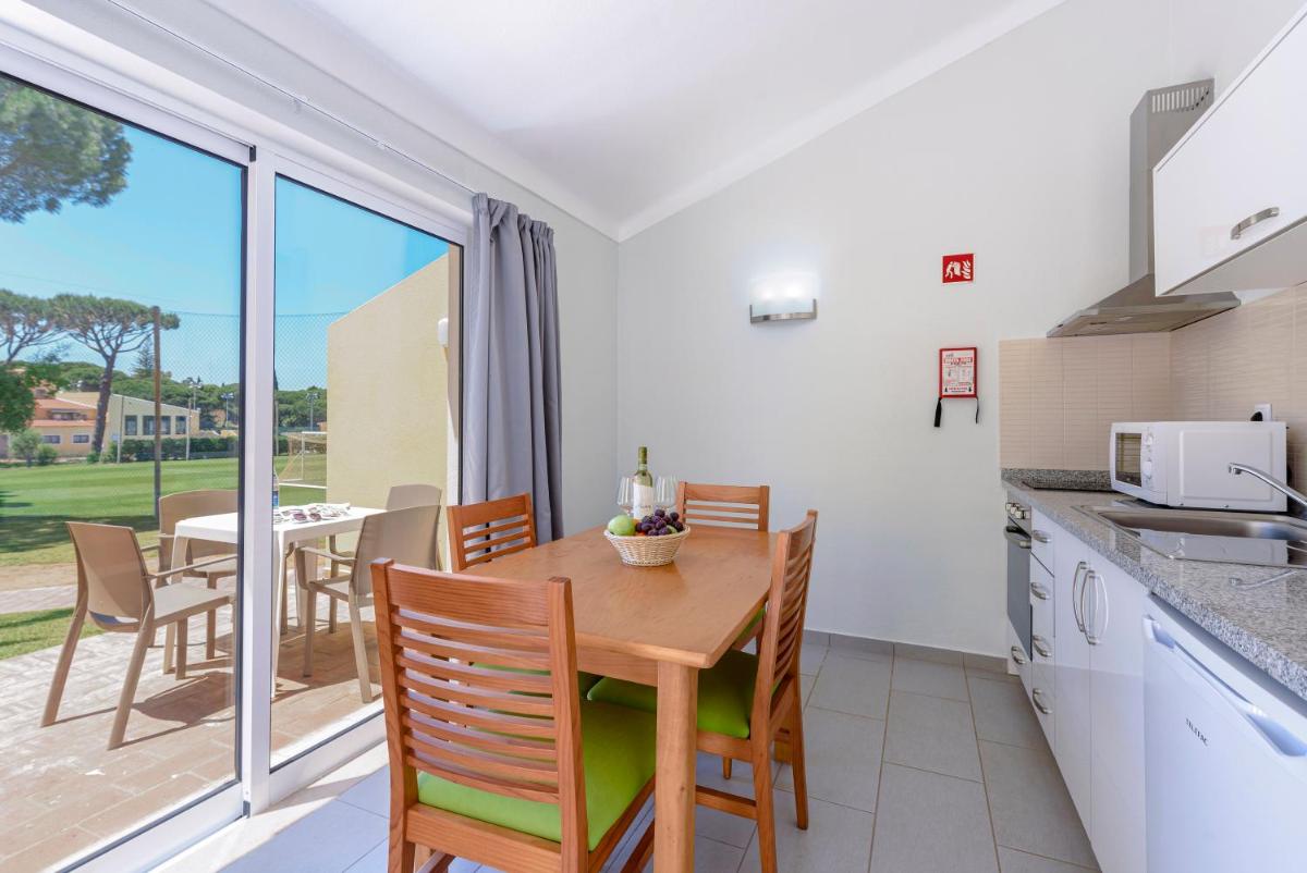 A cozinha ou kitchenette de Browns Sports Resort