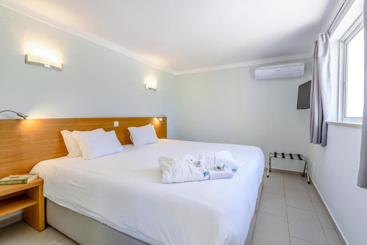 Uma cama ou camas num quarto em Browns Sports Resort
