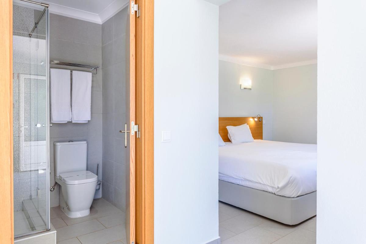 Uma cama ou camas num quarto em Browns Sports Resort