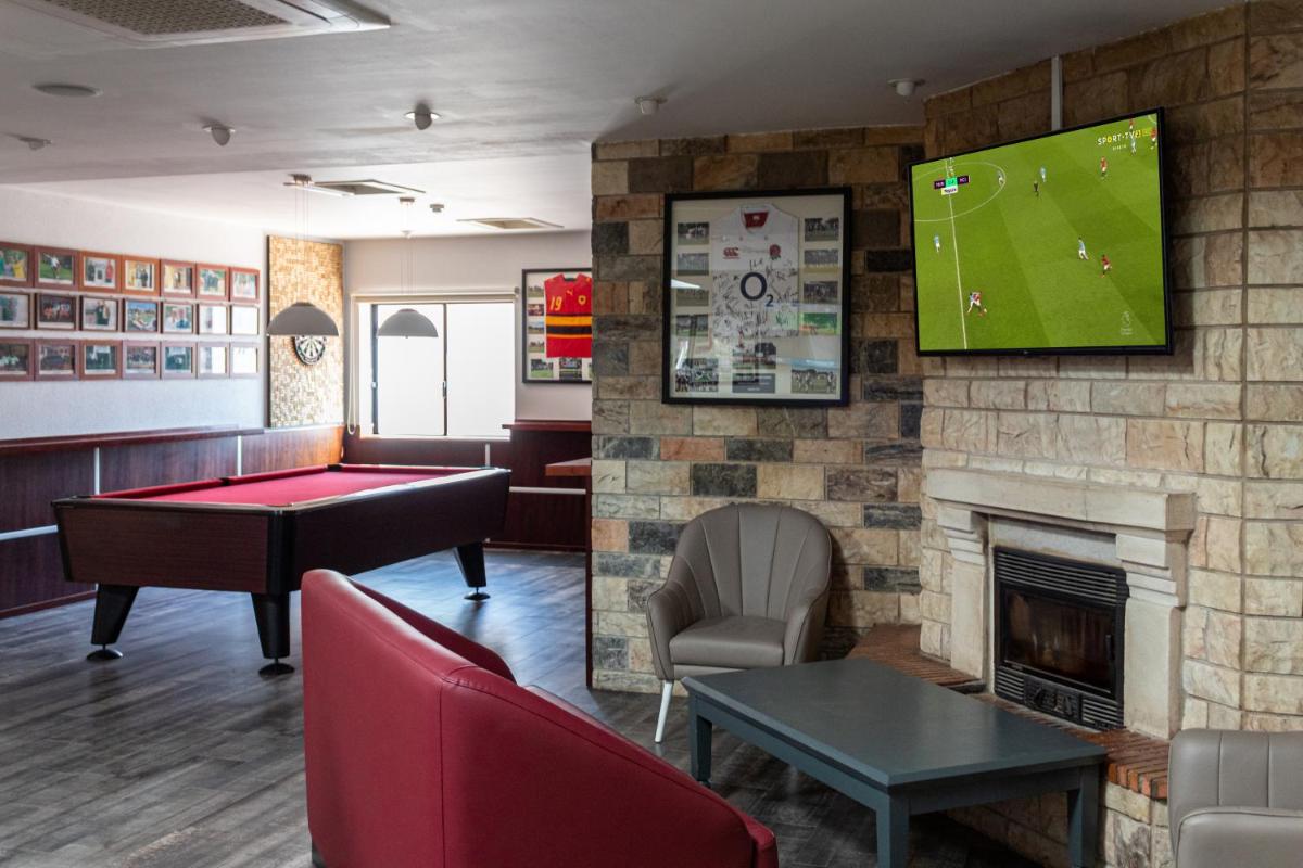 Uma televisão e/ou sistema de entretenimento em Browns Sports Resort