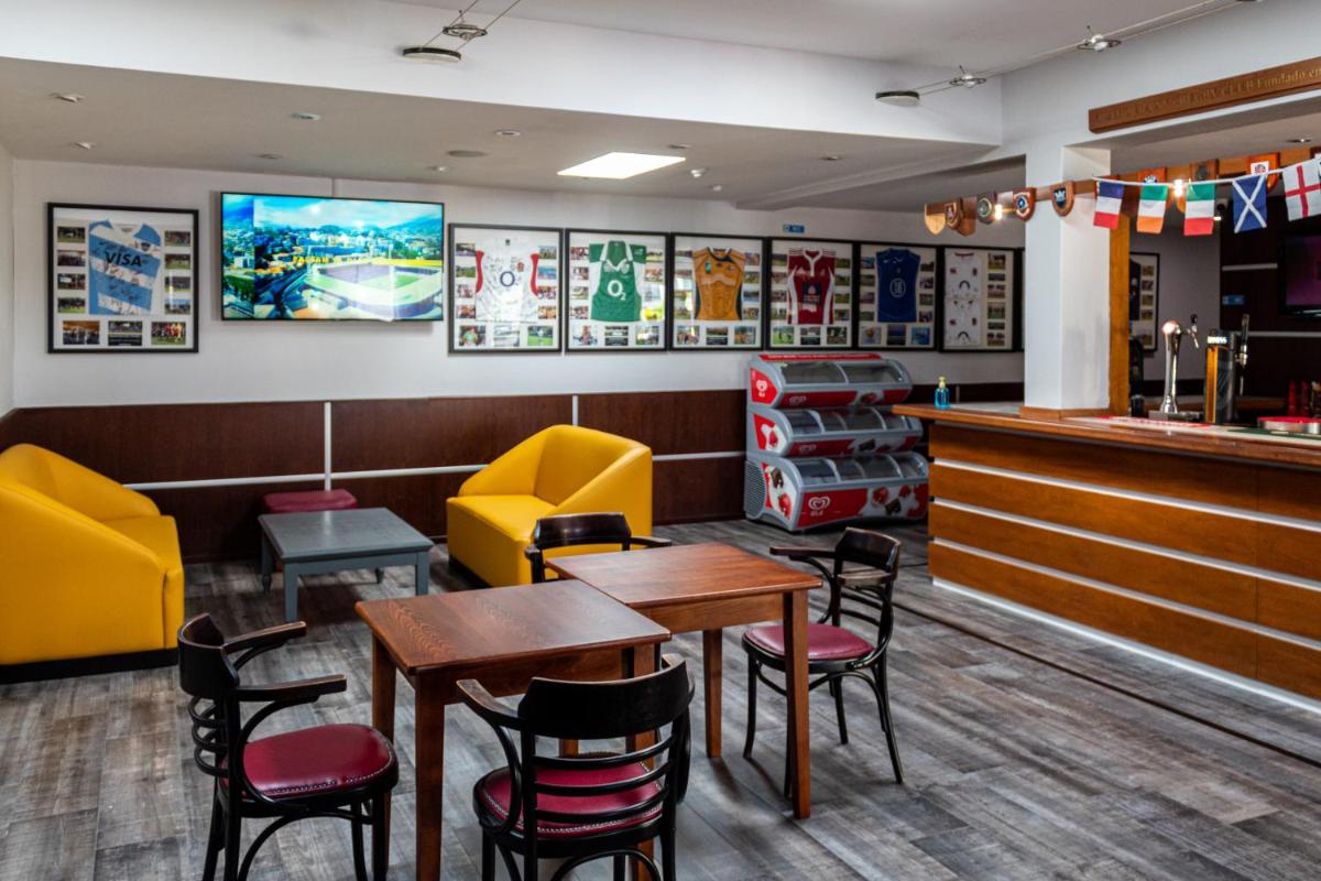 A área de bar ou lounge em Browns Sports Resort
