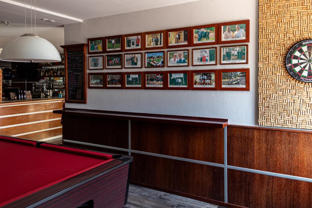 Uma mesa de bilhar em Browns Sports Resort