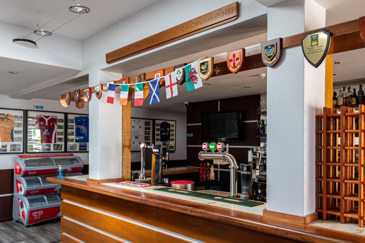 A área de bar ou lounge em Browns Sports Resort