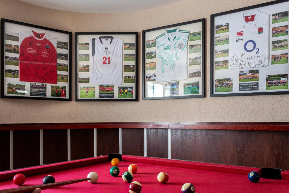 Uma mesa de bilhar em Browns Sports Resort