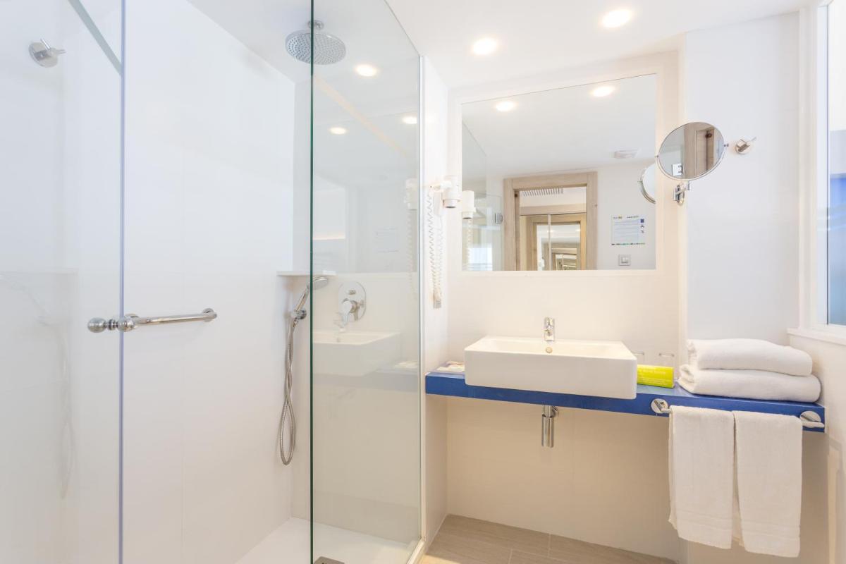 Un baño de Ferrer Janeiro Hotel & Spa