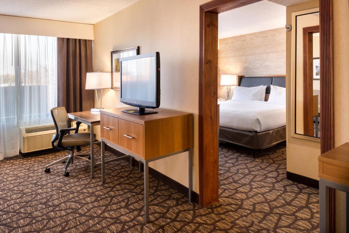 Holiday Inn Hotel & Suites Warren, an IHG Hotel - Housity