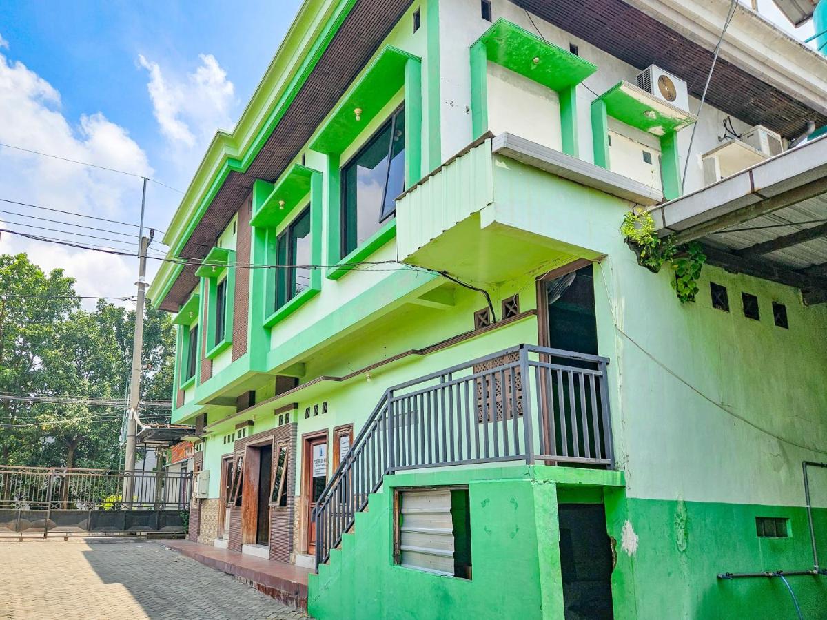RedDoorz Syariah near Stadion Merdeka Jombang - Housity