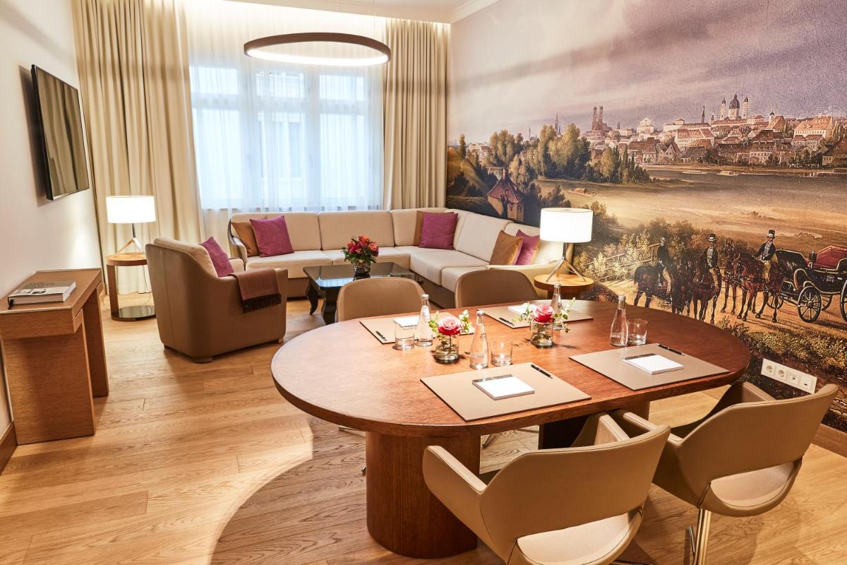Ein Sitzbereich in der Unterkunft Vier Jahreszeiten Kempinski München
