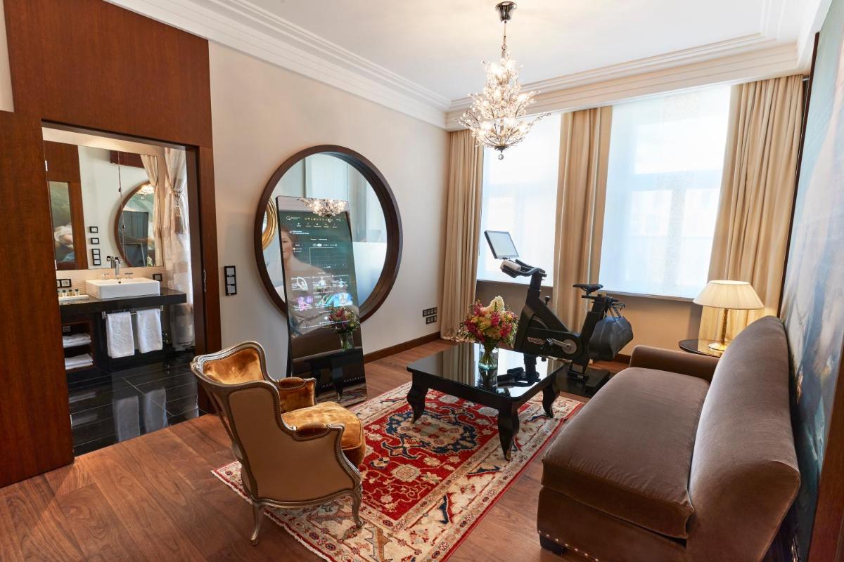 Ein Sitzbereich in der Unterkunft Vier Jahreszeiten Kempinski München