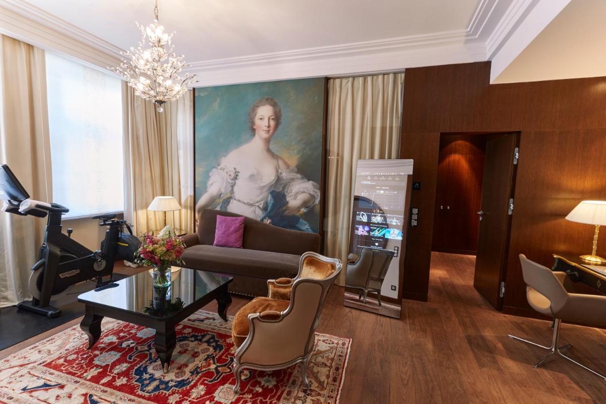Ein Sitzbereich in der Unterkunft Vier Jahreszeiten Kempinski München