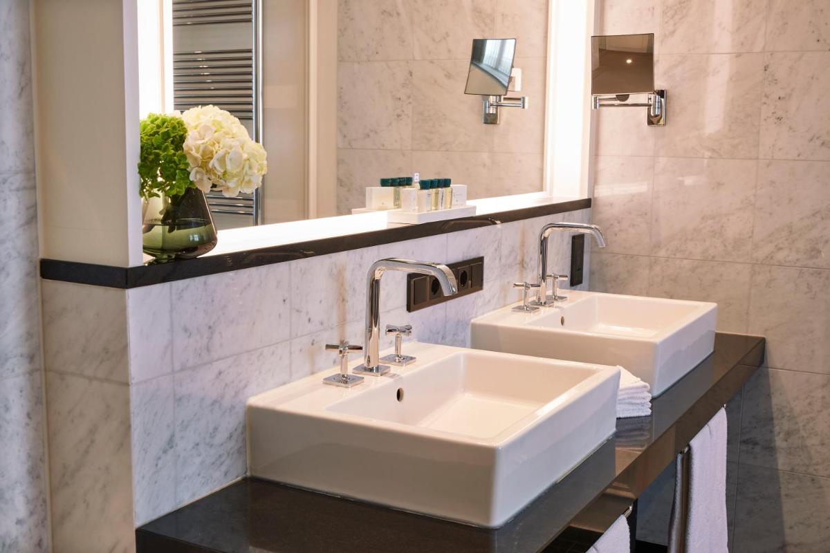 Ein Badezimmer in der Unterkunft Vier Jahreszeiten Kempinski München
