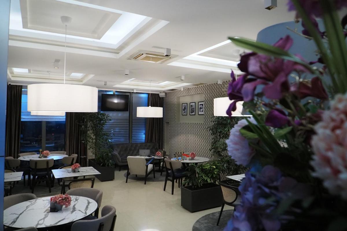 Apartment and Rooms In Club - Housity