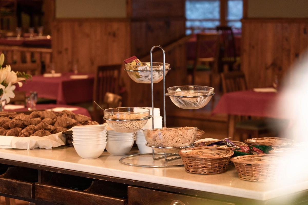 un buffet de comida con tazones y cestas en una mesa en Hotel Caldas, en Caldes de Boí