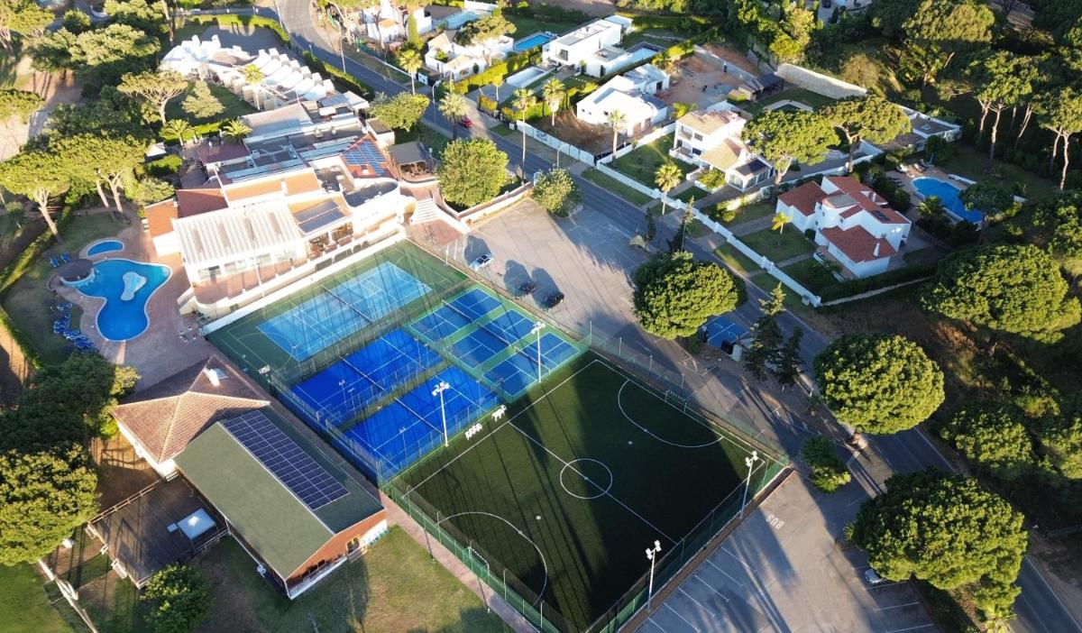 Uma vista aérea de Browns Sports Resort