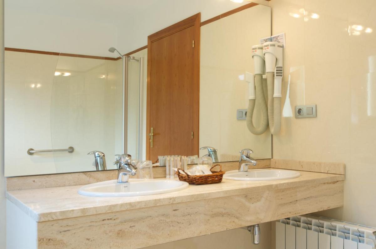 Un baño de Hotel Manantial