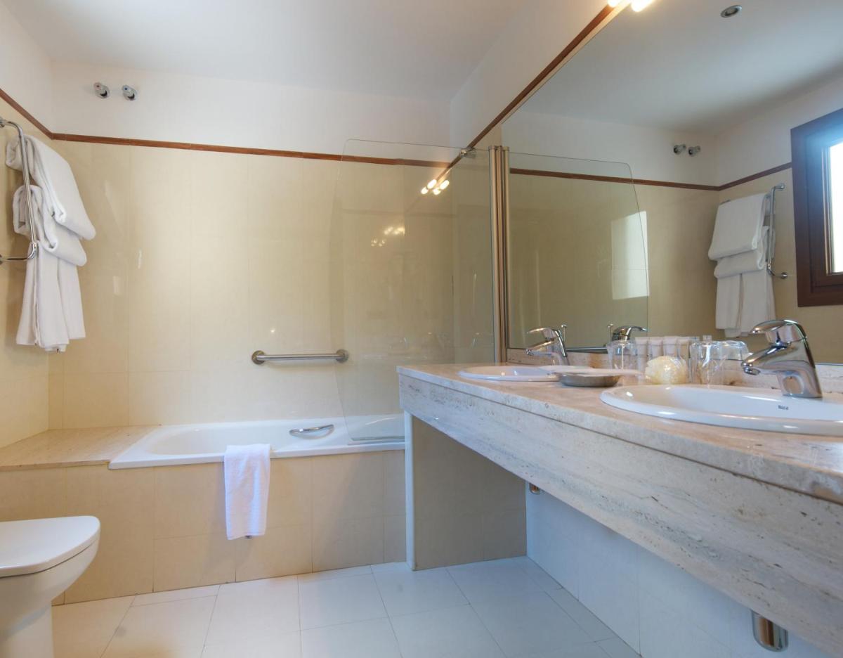Un baño de Hotel Manantial