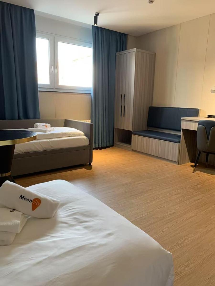 Mooncity Hotel & Boardinghouse - Housity