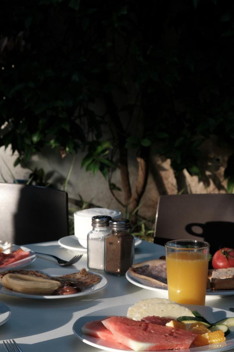 Comida en o cerca de este apartahotel