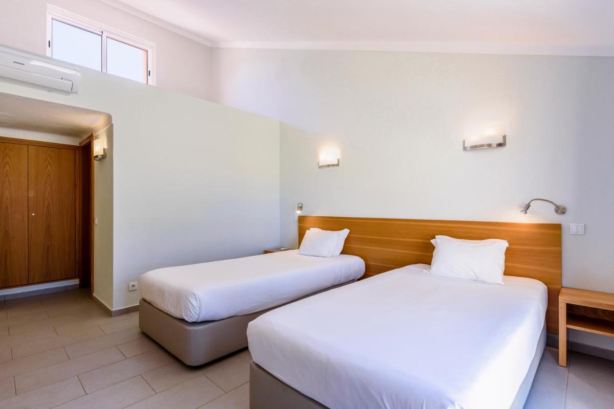Uma cama ou camas num quarto em Browns Sports Resort