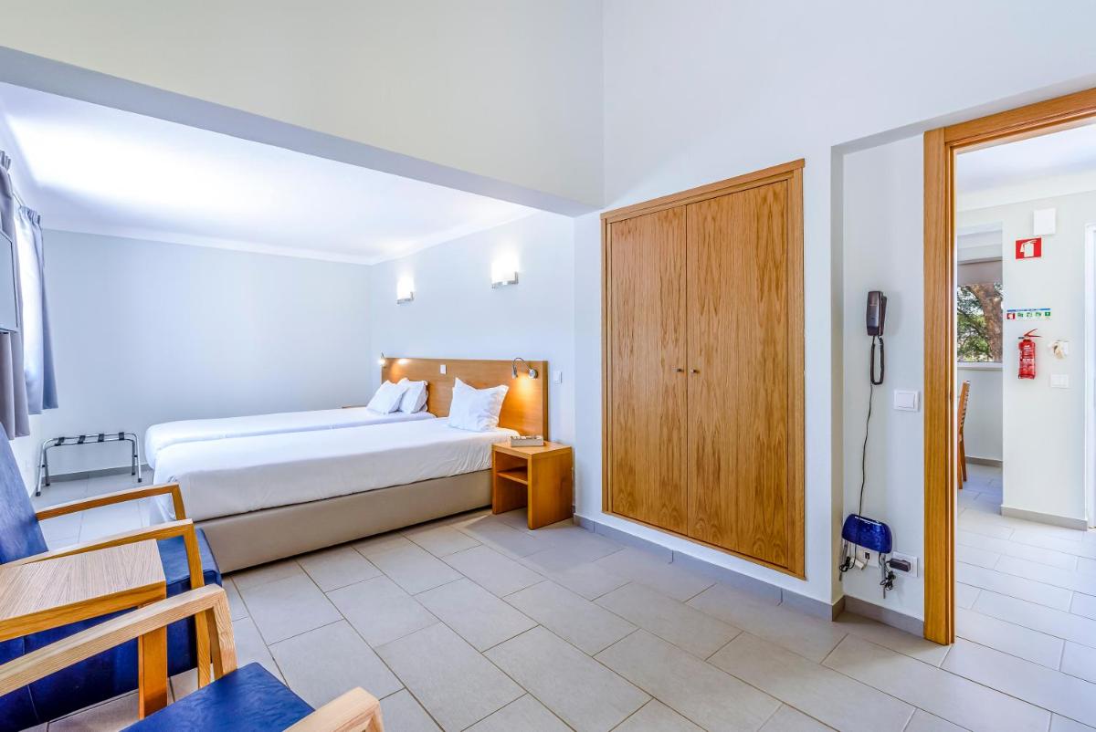 Uma cama ou camas num quarto em Browns Sports Resort