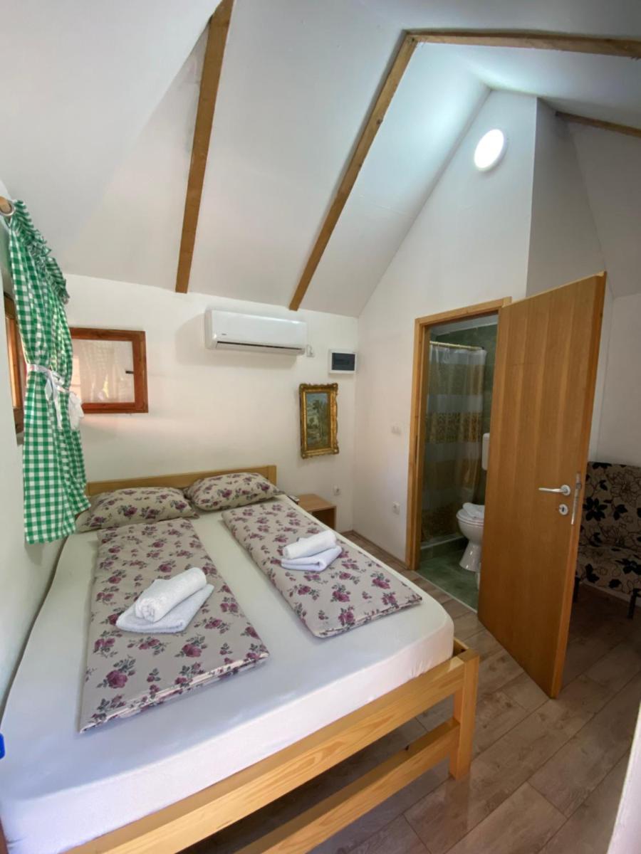 Konak Dobri Potok - Housity