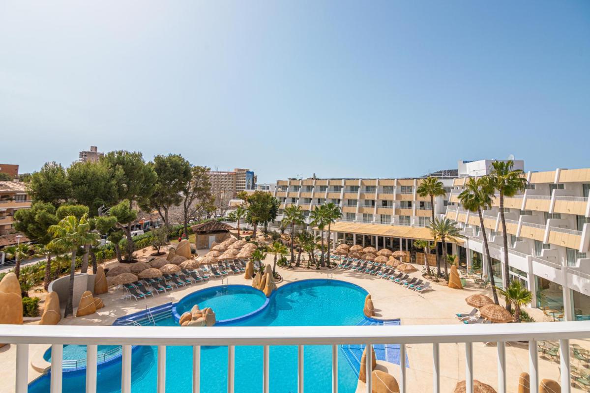 Una vista de una piscina en el balcón de un hotel. en MarSenses Rosa del Mar Hotel & Spa, en Palmanova