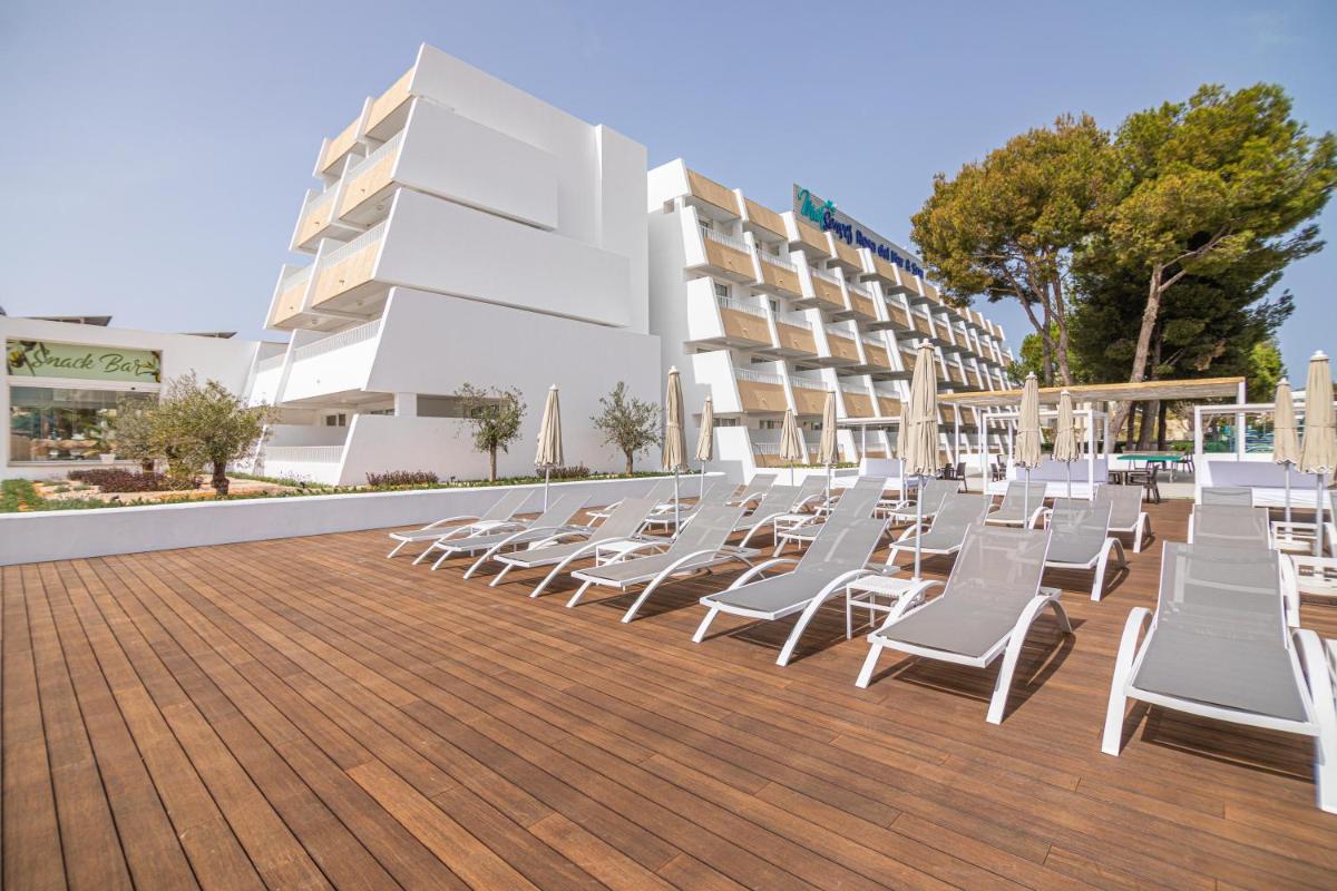 Una fila de sillas blancas en una terraza. en MarSenses Rosa del Mar Hotel & Spa, en Palmanova 56 fotos más