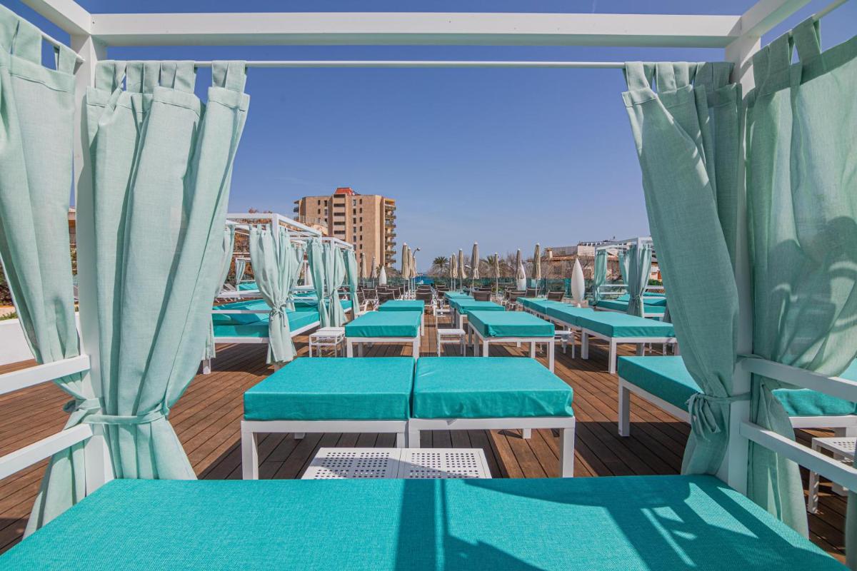 una fila de mesas azules en la cubierta de un barco en MarSenses Rosa del Mar Hotel & Spa, en Palmanova