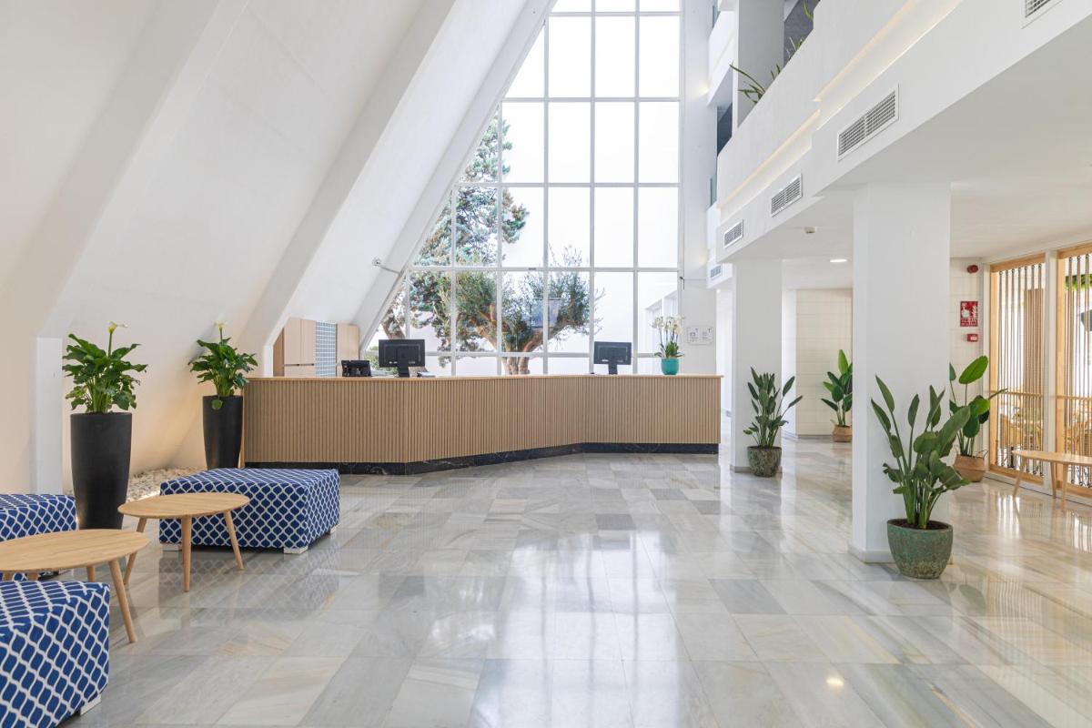 El vestíbulo o zona de recepción de MarSenses Rosa del Mar Hotel & Spa