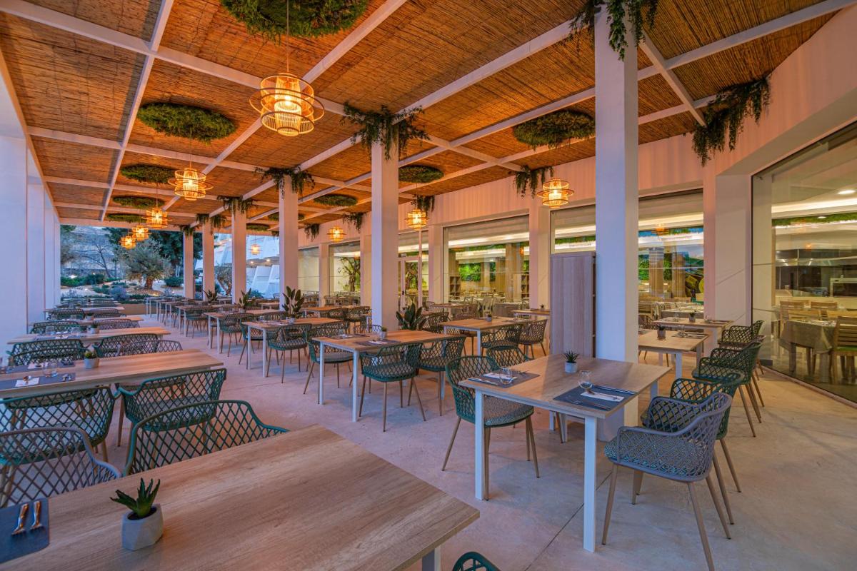 Un restaurante o sitio para comer en MarSenses Rosa del Mar Hotel & Spa