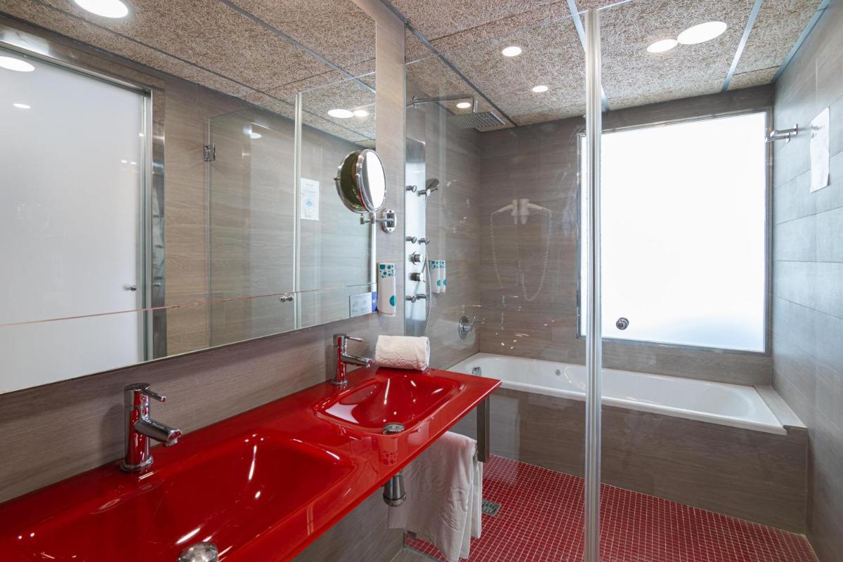 Un baño de MarSenses Rosa del Mar Hotel & Spa