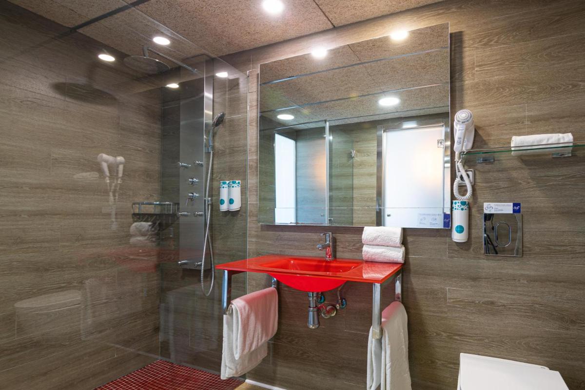 Un baño de MarSenses Rosa del Mar Hotel & Spa