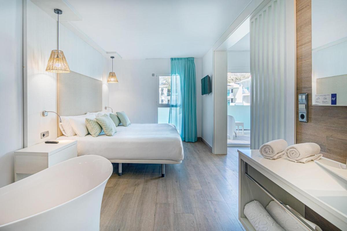 una habitación de hotel con una cama y una bañera en MarSenses Puerto Pollensa Hotel & Spa Adults Only, en Puerto Pollensa 29 fotos más