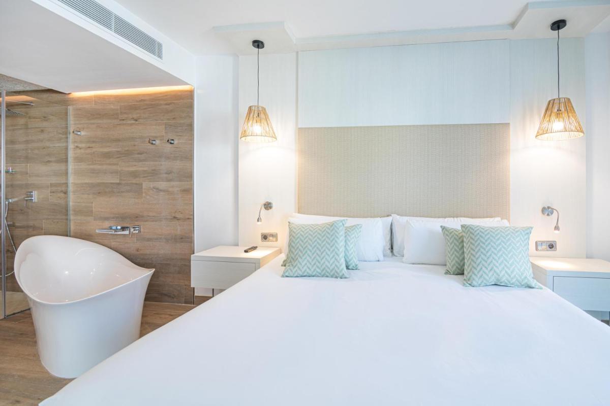 Cama o camas de una habitación en MarSenses Puerto Pollensa Hotel & Spa Adults Only